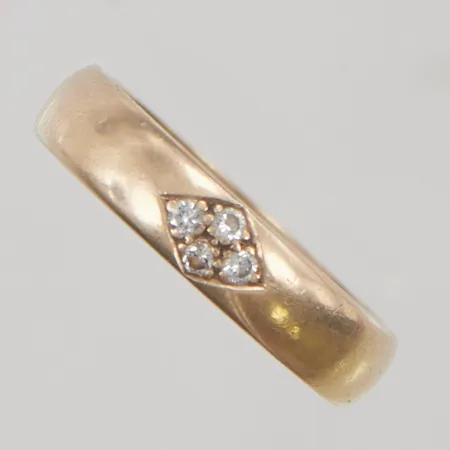 Ring med diamanter 4x ca 0,02ct stl:18¼ bredd 4mm gravyr 18K 6,0g.
