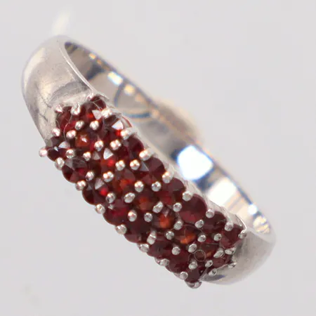 Ring stl. 19¼ röda stenar, silver 925/1000 Vikt: 3 g
