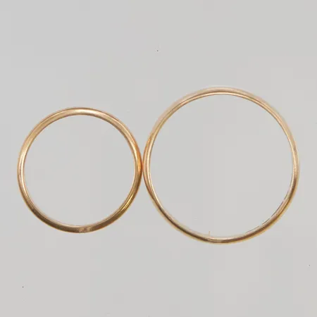 2 Ringar med gravyr, 18K 7,1g.
