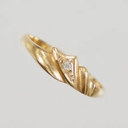 Ring med vit sten stl:16½, bredd 5,5-1,8mm, 18K Vikt: 1,4 g