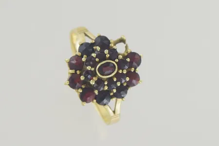 Ring med granater stl:18 bredd 15 mm, sten saknas 18K Vikt: 3,6 g