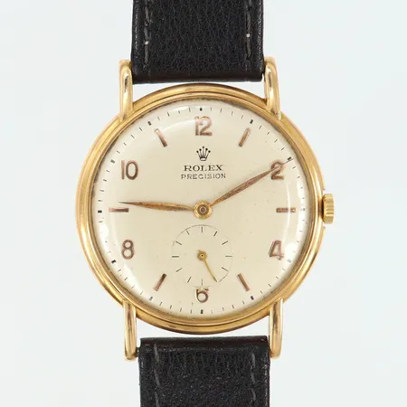 Herrur Rolex Precision 18K, manuell, boett-nr: 1221, Ø34,5mm, läderband ej original, 6:an på urtavla defekt, skadad urtavla, urverk med utbytta delar, inga tillbehör. 