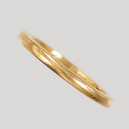 Ring slät stl:17¼, bredd 2mm, gravyr, 23K Vikt: 4,2 g