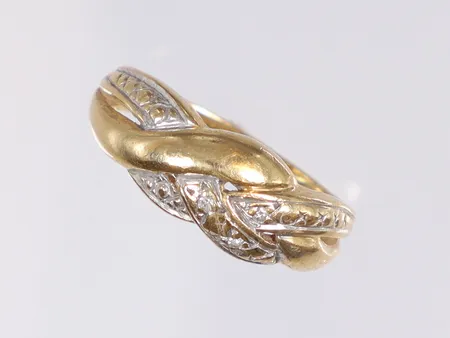 Ring med vita stenar stl:16, bredd 2-5mm, 18K Vikt: 2,5 g