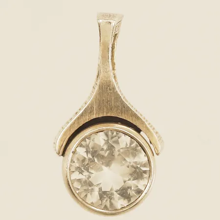 Hänge med vit sten längd 16,5mm bredd 9,1mm 925/1000 silver  Vikt: 1,2 g