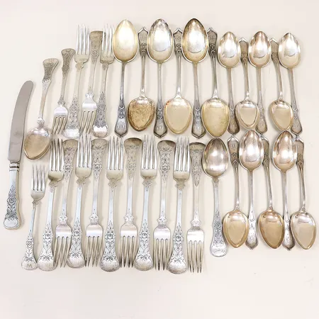 11 bordsskedar, 7 matskedar, 2 bordsgafflar, 13 matgafflar 1 matkniv stål i blad, olika modeller, gravyr, silver 830/1000. Vikt: 1567,3 g