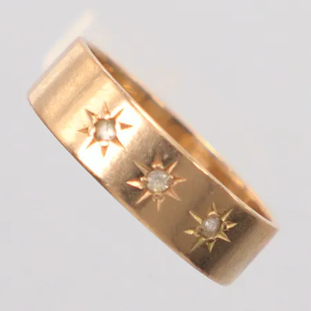 Ring stl. 18, små vita stenar, bredd 5,7mm, Guldsmedjan i Linköping AB, Sven Svensson, år 1979, 18K Vikt: 4,9 g