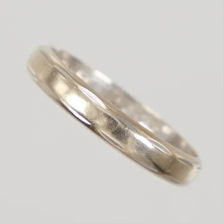 Ring med mönsterdekor stl:19½, bredd 3,7mm, behov av omrodiering, gravyr, vitguld 18K Vikt: 3,6 g