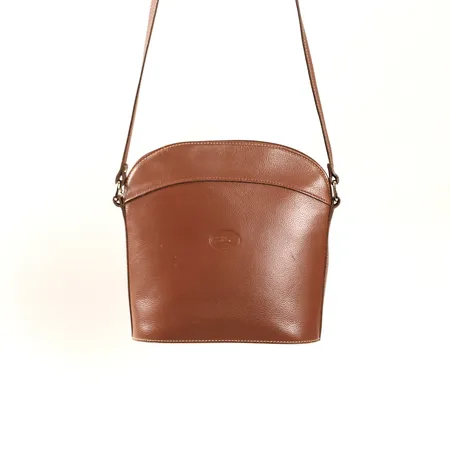 Axelremsväska Longchamp brunt läder, mått 23x22x9cm, axelrem med reglerbar längd, färgbortfall på metall, bruksrepor
