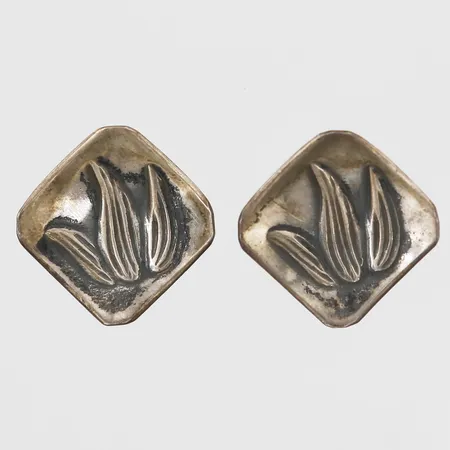 Ett par örhängen med dekor i relief, Victor Janson Guldvaru Ab, Lindesberg, 1950-tal, ca 16x16mm, slitage, 830/1000 silver.  Vikt: 4,4 g Skickas med postpaket.