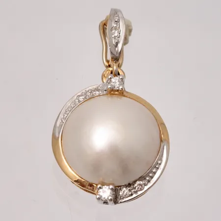 Hänge för collier mått 15,5x28,3mm, Mabépärla, mått Ø13mm, 7st diamanter, 0,11ct, Jo-Ans Guld AB, 18K, 3,86g.
