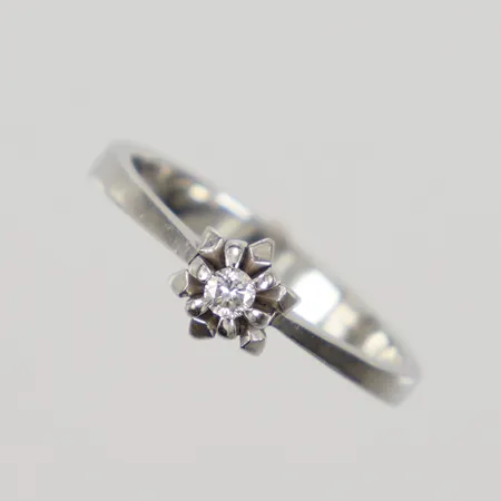 Ring med diamant 1 x 0,05ct W(H)/SI, stl:16, bredd 2,8-5,9mm, vitguld 18K,  Vikt: 2,7 g