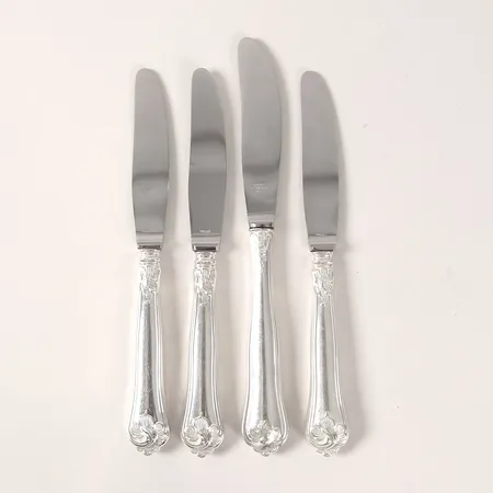 Fyra knivar med blad i rostfritt stål modell Sachsisk, längd 19cm och 20,5cm, silver 830/1000 Vikt: 240,2 g