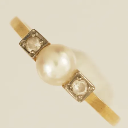 Ring med pärla och vita stenar stl:18 bredd 1,1mm 18K Vikt: 2,3 g
