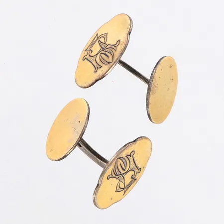 Ett par manschettknappar med monogramgravyr 20x18mm, silver 830/1000 Vikt: 5,7 g