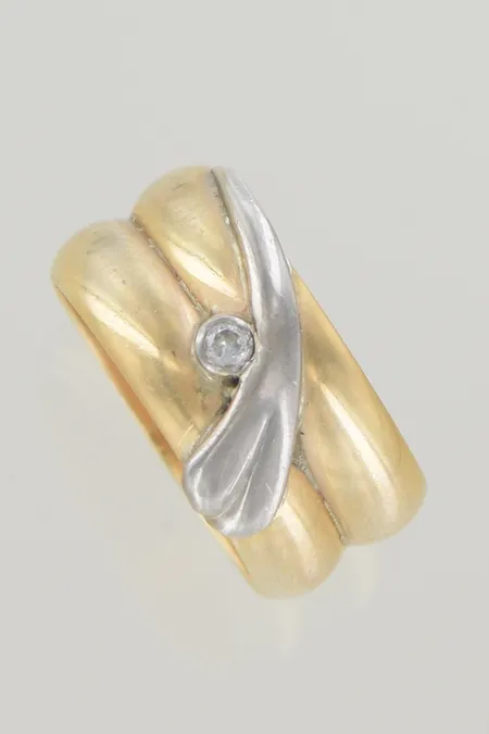 Ring med sten stl:18½ bredd 10 mm, graverad 18K Vikt: 10,3 g