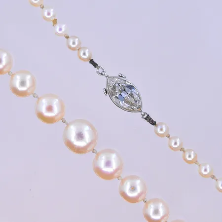 Pärlcollier med diamant navettslipad 1,08ct och med vitgulds lås längd 52cm, pärlornas Ø4-8 mm 18K. Vikt: 0 g