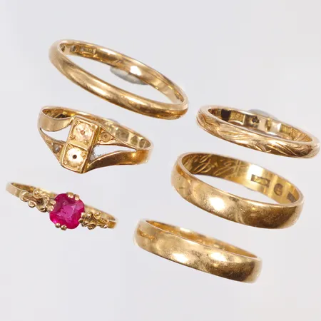 Diverse guld, slitet, gravyr, 18K Vikt: 17,9 g
