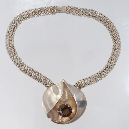 Collier med troligen rökkvarts längd 33,5cm bredd 9,5-52mm kistlås låser ej utan låsåtta, Silver 925/1000.  Vikt: 75,2 g