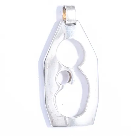 Stiliserat hänge i silver av förälder och barn. Det är 56,4 mm inkl. ögla x 27 mm. Stämplat LFA, kattfot, S, Z9 (1974). Numrerad 169/1000. Vikt: 20,5g.