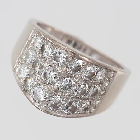 Ring med diamanter totalt 1,34ctv enligt gravyr Nyqvists Guldsmeds & Gravyratelje Falköping 1975 stl:14¾ bredd 3,5-10,5mm behov av omrodiering vitguld 18K.  Vikt: 9,2 g