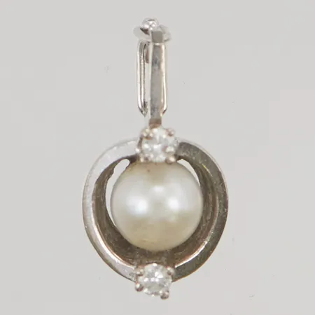 Hänge med diamanter 2xca 0,05ct samt pärla, 21x11mm, importstämpel, 18K, 3,8g.