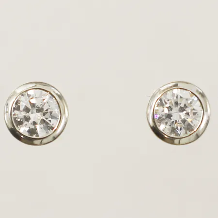 Ett par örhängen med vita stenar Ø8,1mm GHA 925/1000 silver Vikt: 3,1 g