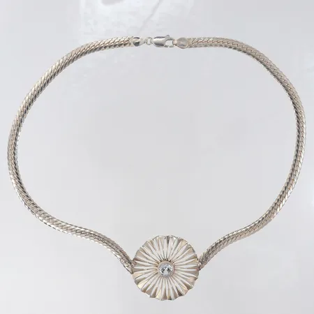 Collier med dekor samt vit sten längd 43cm bredd 5,5-36,5mm Alton Silver 925/1000.  Vikt: 36,7 g