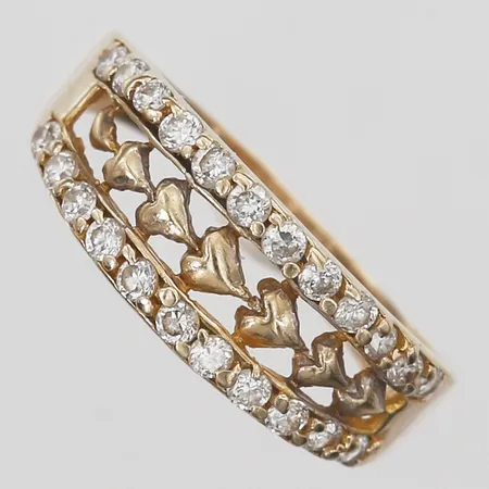 Ring med vita stenar stl:19, bredd 3-8mm, skev, 14K Vikt: 2,4 g