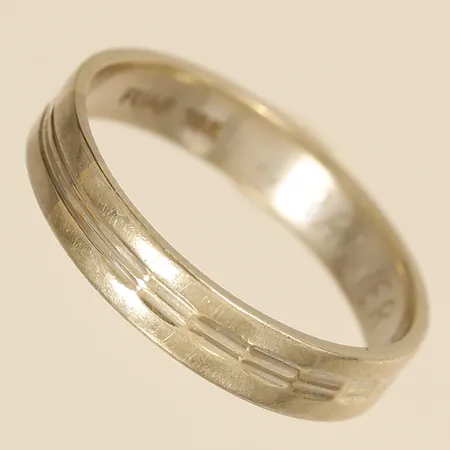 Ring med mönsterdekor vitguld stl: 17½, bredd 4mm gravyr 18K  Vikt: 3,3 g