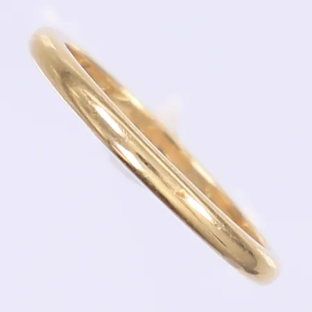 Ring slät stl: 20 bredd 2mm gravyr 18K Vikt: 4 g