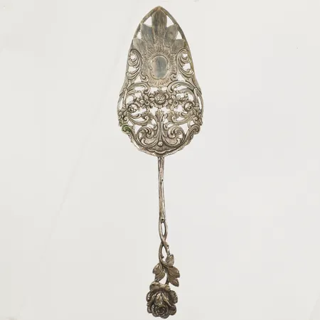 Tårtspade med floral dekor längd 20cm, silver Vikt: 34,9 g