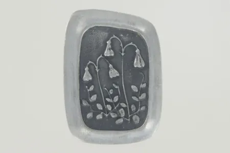 Brosch längd 4,4 x 3,2 cm, tenn