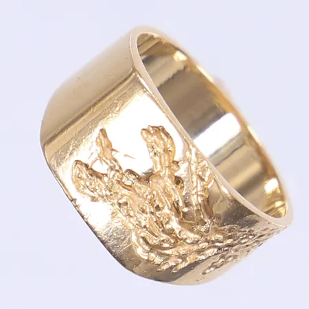 Klackring med dekor stl:19¾, bredd 6-12mm, gravyr, 18K Vikt: 11,2 g