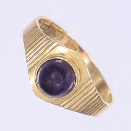 Ring med lila cabochonslipad lila sten, stl 19 bredd 3-9mm svenska stämplar Göteborg 1967 skev skena sliten sten 18K Vikt: 2,9 g