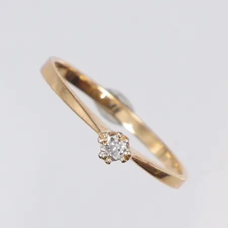 Ring med diamant 1x0,02ct, stl:17½, bredd 2-3mm, 18K Vikt: 1,5 g