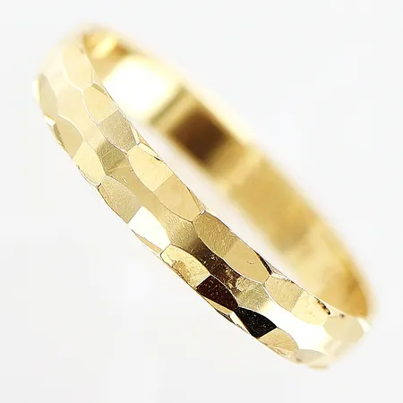 Ring mönstrad stl:16¾, bredd 3mm, gravyr, 18K Vikt: 1,4 g