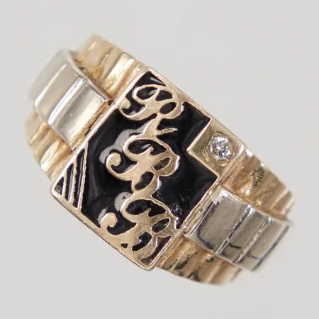 Ring med vit sten stl:20½ bredd 4,5-13,9mm, monogram, svart emalj, 14K, Vikt: 12,3 g