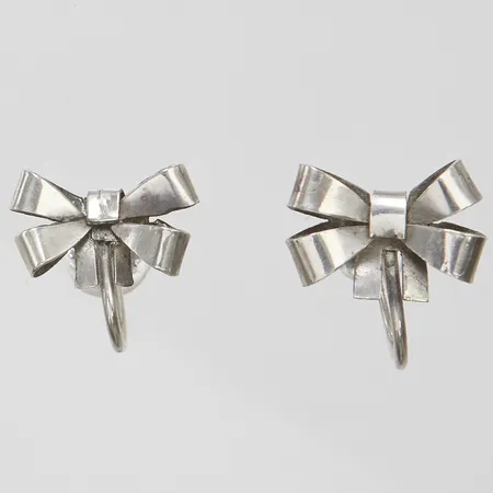 Örhängen med rosetter, skruvmekanism, ojämna i storlek, det ena från år 1947 andra svårtydlig årsstämpel, 830/1000 silver Vikt: 2,0g Vikt: 2 g