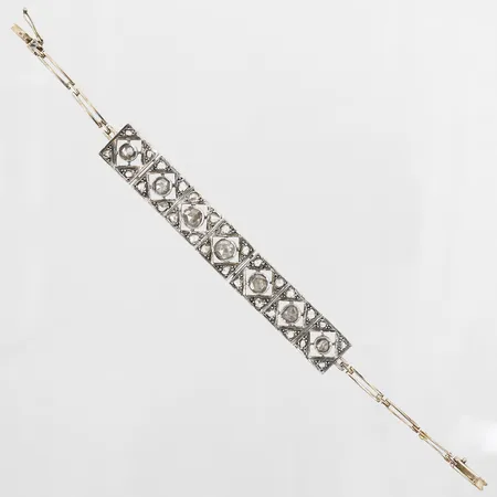 Armband med rosenslipade diamanter varierande storlekar samt kvalitéer, Ø 4-5,5mm, mindre diamanter ca Ø2,5-3mm, några stenar med nagg/sprickor, längd 19cm, bredd 13mm, 14K guld Vikt: 21 g