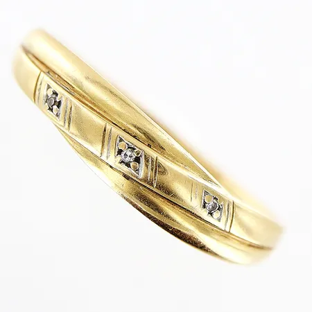 Ring med diamanter 3 x ca 0,005ct stl:19, bredd 1,5-4,5mm, något skev skena, 18K  Vikt: 2,1 g