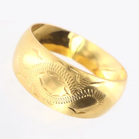 Ring mönstrad dekor stl:18 bredd: 5-9mm, 18K Vikt: 2,5 g