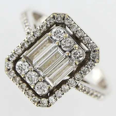 Ring vitguld stl:16¼ med diamanter, briljantslipade 0,50ct & baguetteslipade 0,43ct, skenans bredd 1-2mm, framdelens mått 9,5x12,5mm, med certifikat från Storks, 18K Vikt: 4,1 g