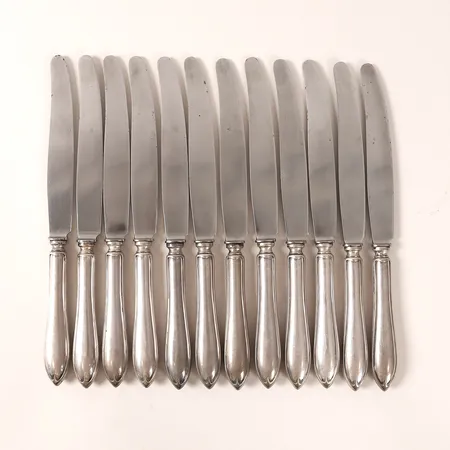 Tolv knivar med blad i rostfritt stål längd 26cm, silver 830/1000 Vikt: 781,3 g