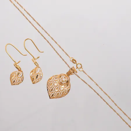 Ett set collier med örhängen, kedja längd 39,5cm, hänge längd 3,3cm, bredd 2cm, örhängen längd 4cm, bredd 11,4mm, 21K Vikt: 6,5 g
