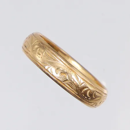 Ring, stl:18¼, bredd 5mm, gravyr, 18K Vikt: 4,5 g
