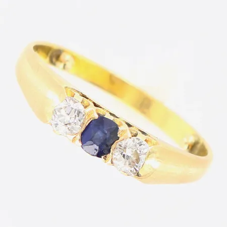 Ring med safir samt diamanter 2 x ca 0,16ct, stl: 18, två små kulor på insidan av ringskenan,  bredd: 2-4mm, ostämplad 18K Vikt: 3,6 g