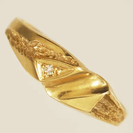Ring med vit sten stl:16½ bredd:2mm 18K Vikt: 1,7 g
