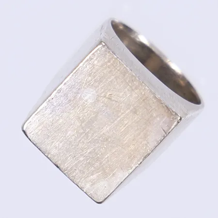 Ring med kvadratisk platta stl 16 bredd 10-15mm ostämplat silver Vikt: 9,8 g