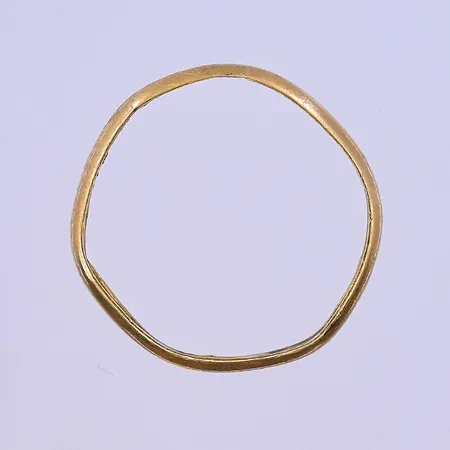 Ring stl:17½, skev skena 23K. Vikt: 2,3 g